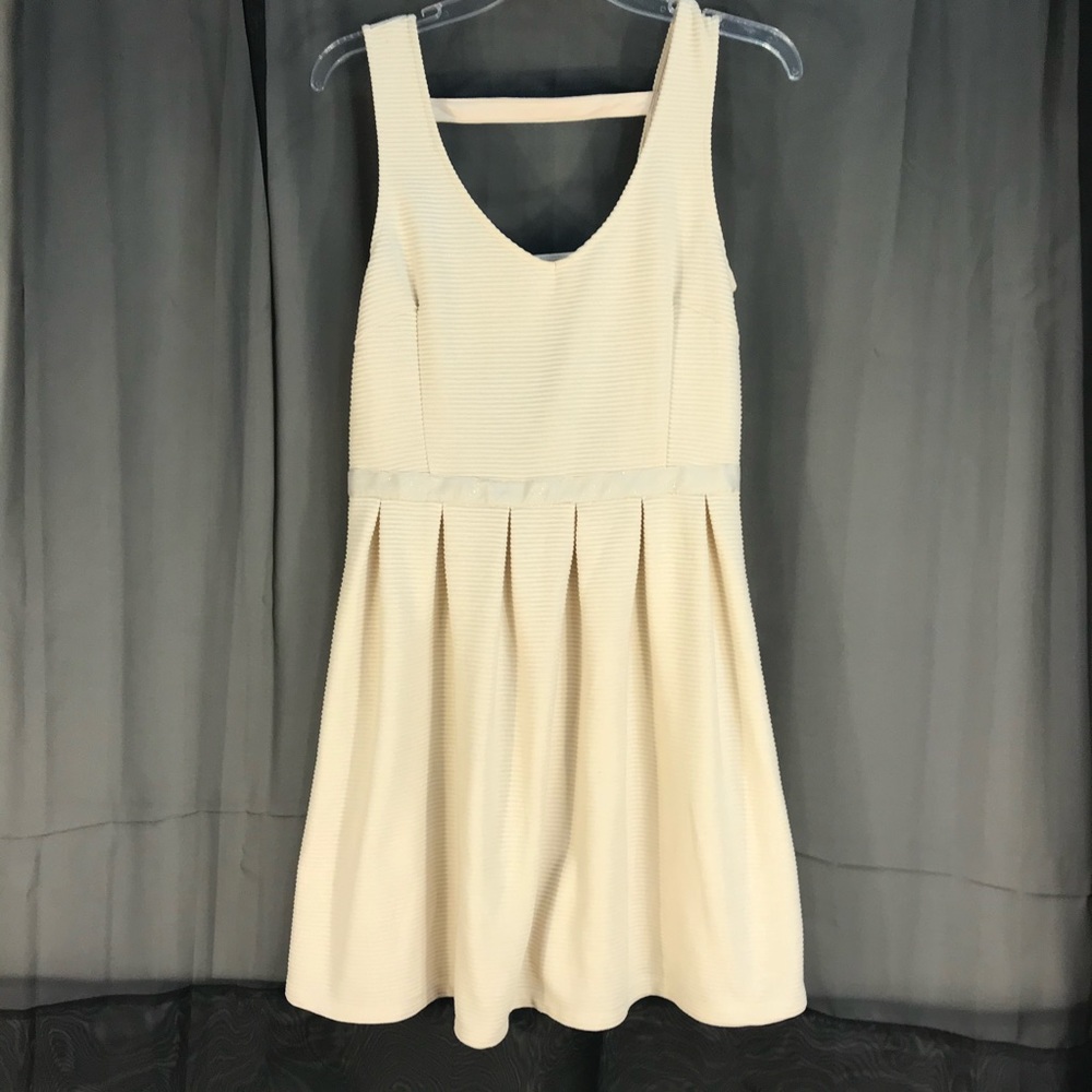 American Eagle Dress Pleated Ribbed Open back Women size 8. Cream